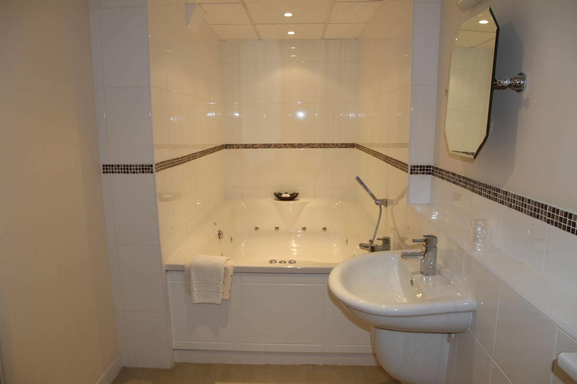 King Charles Hotel Gillingham  Bagian luar foto